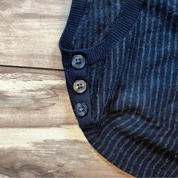 Very good condition. Very minimal pilling throughout - Picture 2 of 2